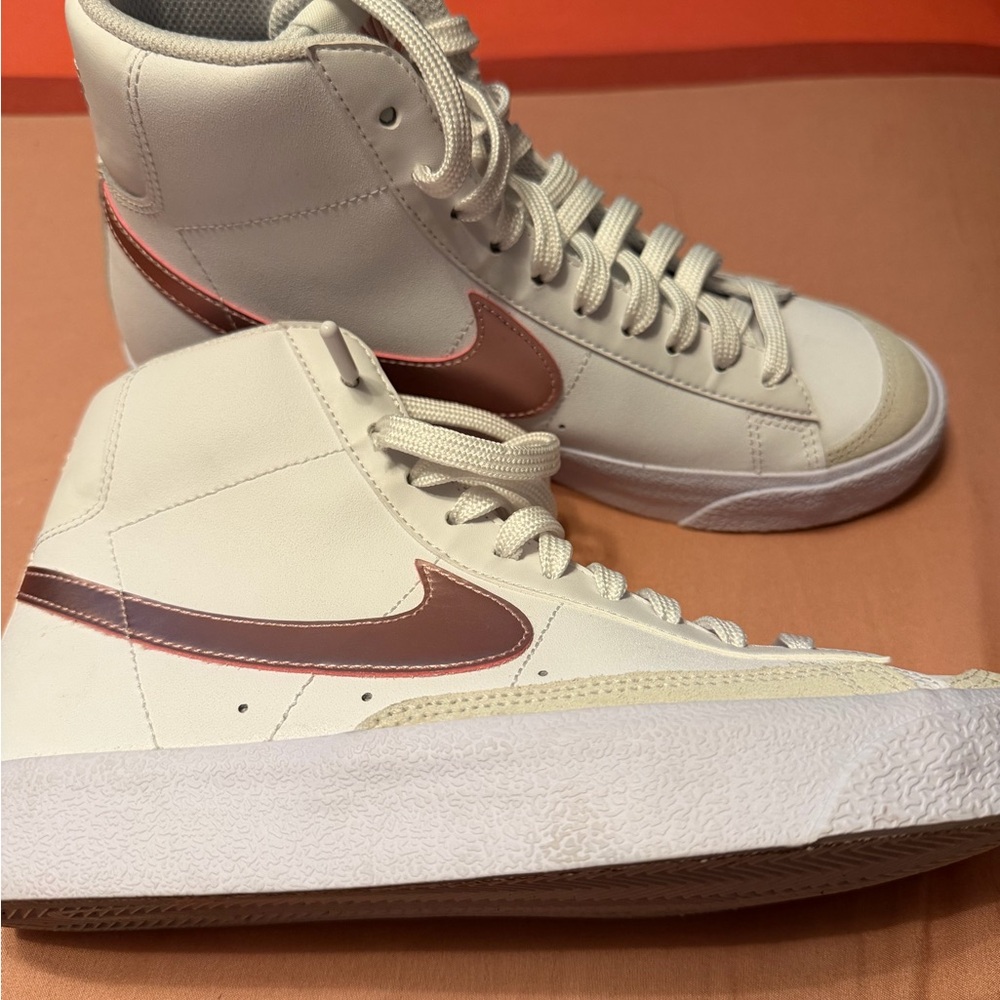 Nike Kids Sneakers in Cream and Metallic Pink blazer mid 77’